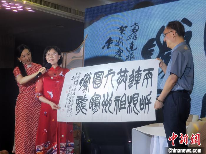 大陆书法家将书法作品赠送给台胞。　王宇欣 摄