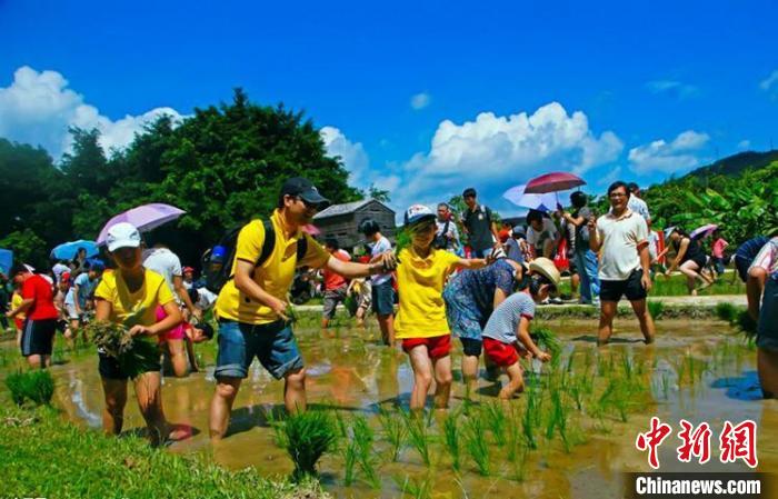 游客在呈坎体验农事活动。　呈坎景区供图