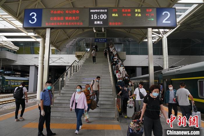 7月1日，青海省西宁市，西宁火车站内旅客进站乘车。<a target='_blank' href='/'>中新社</a>记者 祁增蓓 摄