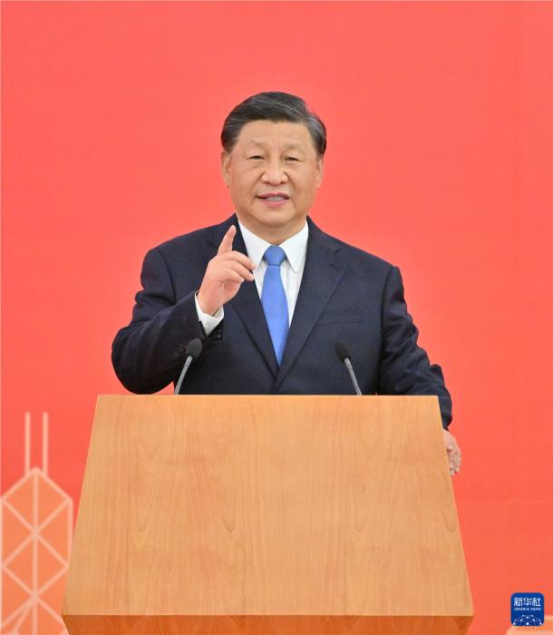 6月30日下午，中共中央总书记、国家主席、中央军委主席习近平乘专列抵达香港，出席将于7月1日举行的庆祝香港回归祖国25周年大会暨香港特别行政区第六届政府就职典礼，并视察香港。这是习近平抵达香港时在采访区向在场记者问好，向香港同胞致以热烈祝贺和美好祝愿。新华社记者 岳月伟 摄