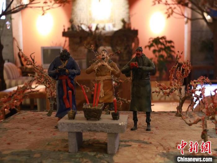 面塑《桃园三结义》 。 何佳林 摄 面塑《桃园三结义》 。 何佳林 摄