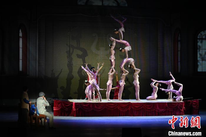 图为大型杂技舞台剧《聂耳》剧照。　李嘉娴 摄