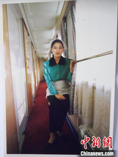 早年间，李喆是餐车服务员 上海客运段供图