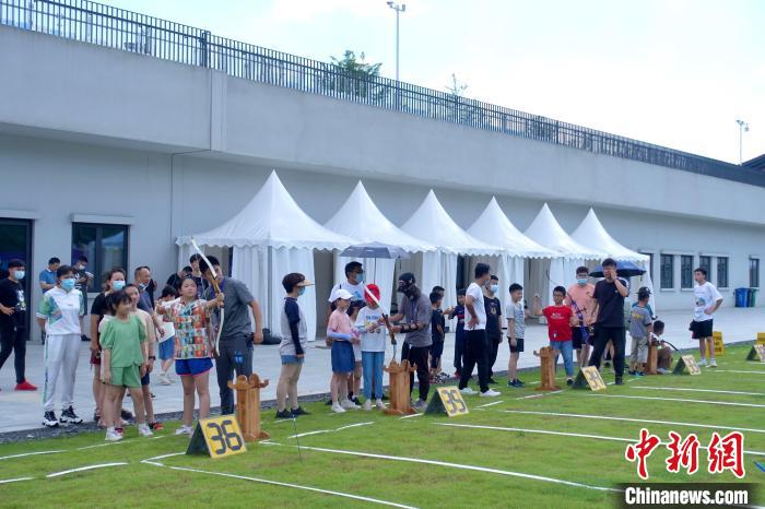 市民体验射箭项目。　钱晨菲 摄