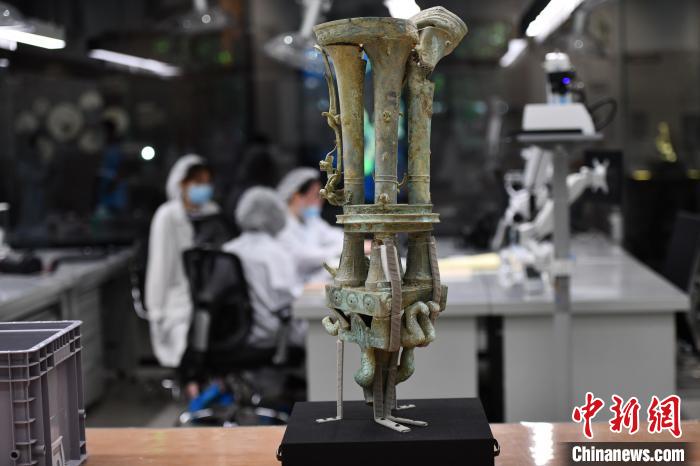 3号祭祀坑出土的被称为“奇奇怪怪”的铜顶坛人像。　张浪 摄