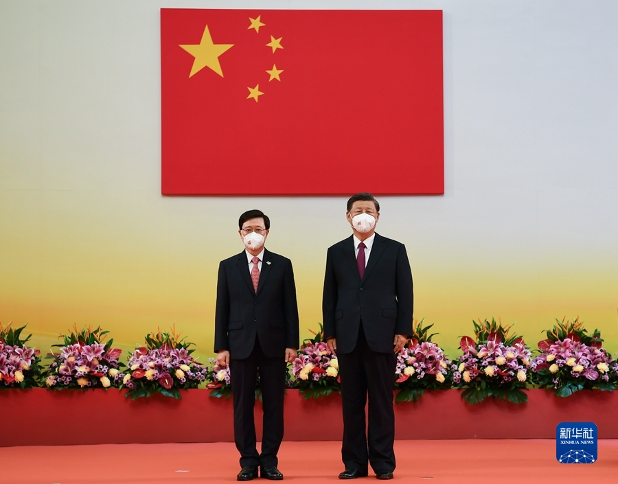 7月1日上午，庆祝香港回归祖国25周年大会暨香港特别行政区第六届政府就职典礼在香港会展中心隆重举行。中共中央总书记、国家主席、中央军委主席习近平出席并发表重要讲话。这是习近平同刚刚宣誓就职的香港特别行政区行政长官李家超合影。 新华社记者 谢环驰 摄