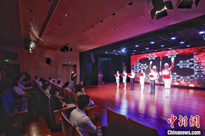 统战系统青年同志在台上演讲。　韩海丹 摄