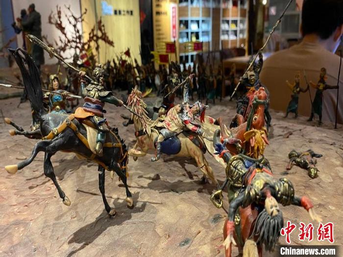 面塑《长坂坡之战》 。 何佳林 摄 面塑《长坂坡之战》 。 何佳林 摄