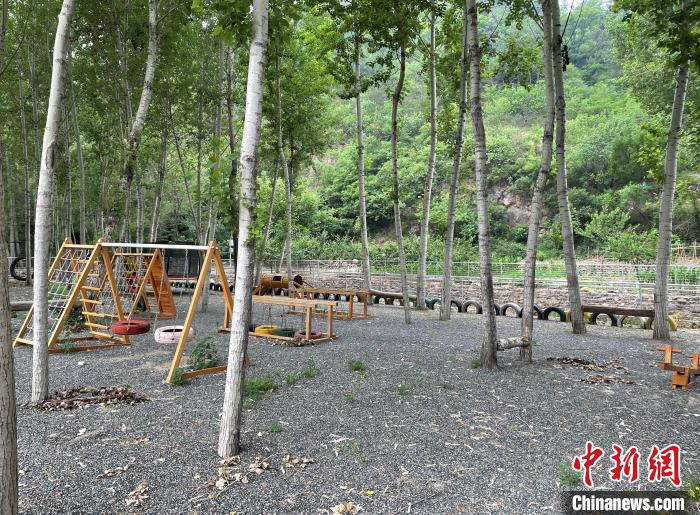 图为项栅子村书记张凤勤在河边设置的健身休闲器材。 李晗雪 摄 图为项栅子村书记张凤勤在河边设置的健身休闲器材。 李晗雪 摄