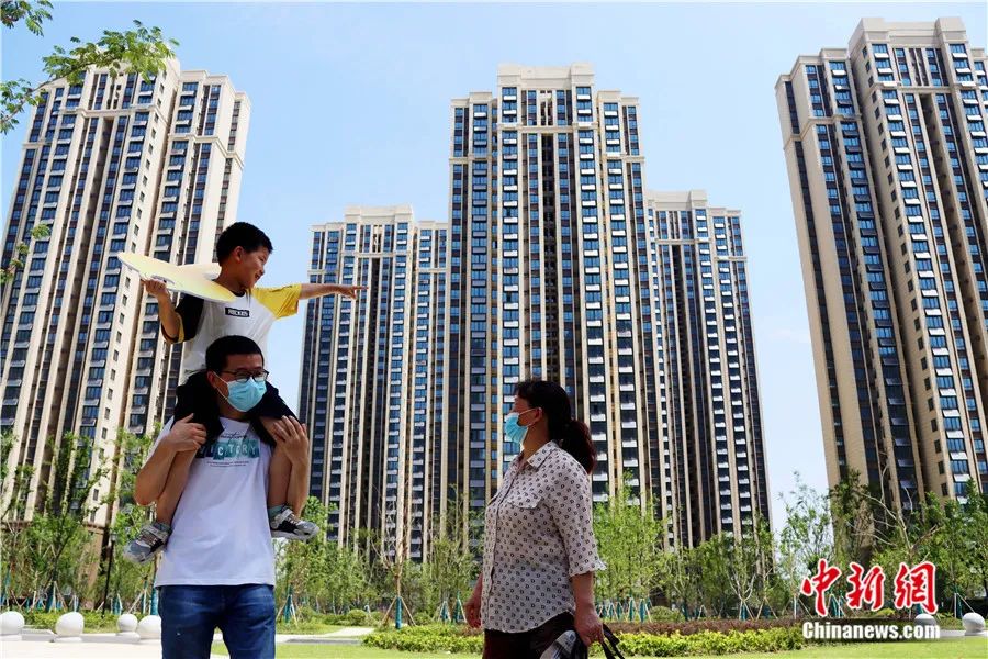 2022年6月29日，安徽省肥西县上派镇灯塔家园二期安置点3917套住宅启动分房，万余名居民将在幼儿园、商超等配套齐全的现代化小区安家，迎接新生活。图为居民在安置点小区内参观。<a target='_blank' href='/'>中新社</a>发 陈家乐 摄