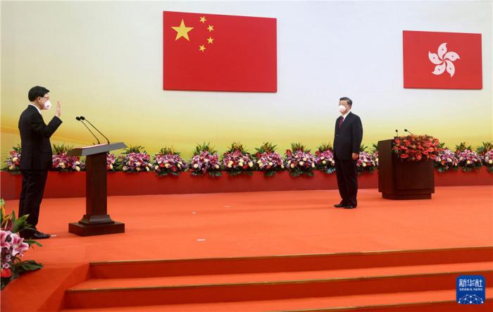 7月1日上午，庆祝香港回归祖国25周年大会暨香港特别行政区第六届政府就职典礼在香港会展中心隆重举行。中共中央总书记、国家主席、中央军委主席习近平出席并发表重要讲话。这是习近平监誓，香港特别行政区第六任行政长官李家超宣誓就职。新华社记者 鞠鹏 摄