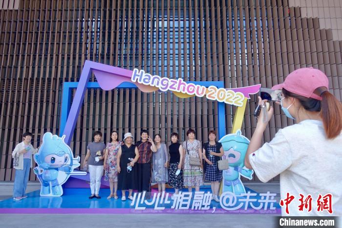 市民参观富阳银湖体育中心并合影。　钱晨菲 摄