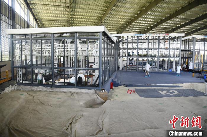 三星堆遗址祭祀坑考古大棚内。　张浪 摄