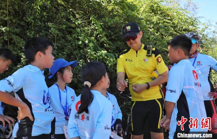 台湾单车天使协会理事长杨民忠教授孩子骑行要点。　沈威 摄