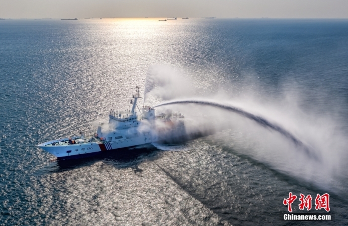 资料图为海事巡航救助船“海巡06”轮。（无人机照片） <a target='_blank' href='/'>中新社</a>发 福建海事局 供图