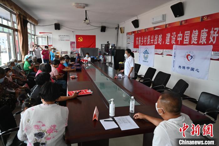 7月8日，屈晓霞副主任医师(右二)在七道河村为村民作健康科普讲座。　张兴龙 摄