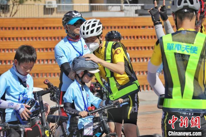 10余名来自两岸的“单车天使”志愿者护航。　沈威 摄
