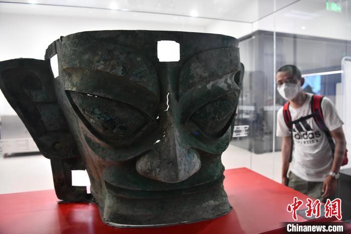 已在三星堆博物馆展出的青铜大面具吸引游客驻足。　张浪 摄