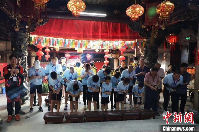 闽台三公宫庙有一个共同的习俗，叫“数宫灯”。　沈威 摄