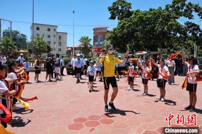 单车天使志愿者长期做两岸服务。　沈威 摄