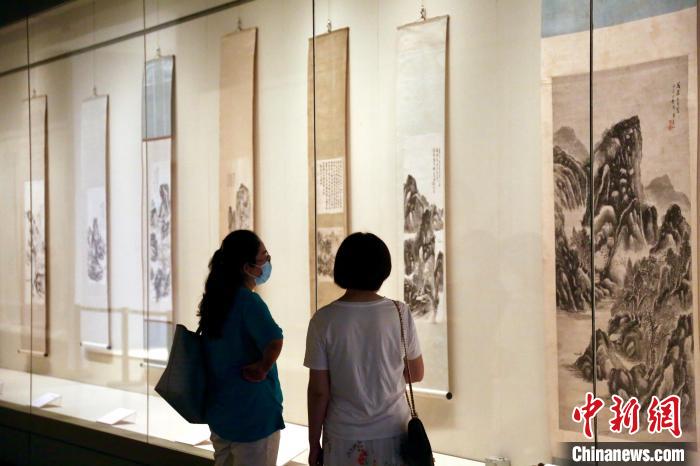 “黄宾虹书画作品展”在天津博物馆五楼书画厅展出 观众在观看作品　刘俊苍　摄