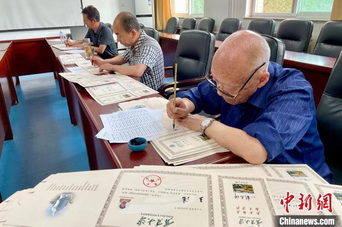 书法家进行录取通知书书写。　李佩珊 摄