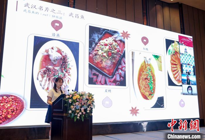 武汉外国语学校学生介绍武昌鱼 张畅 摄