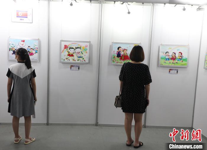 图为市民观展。 杨毅 摄 图为市民观展。 杨毅 摄