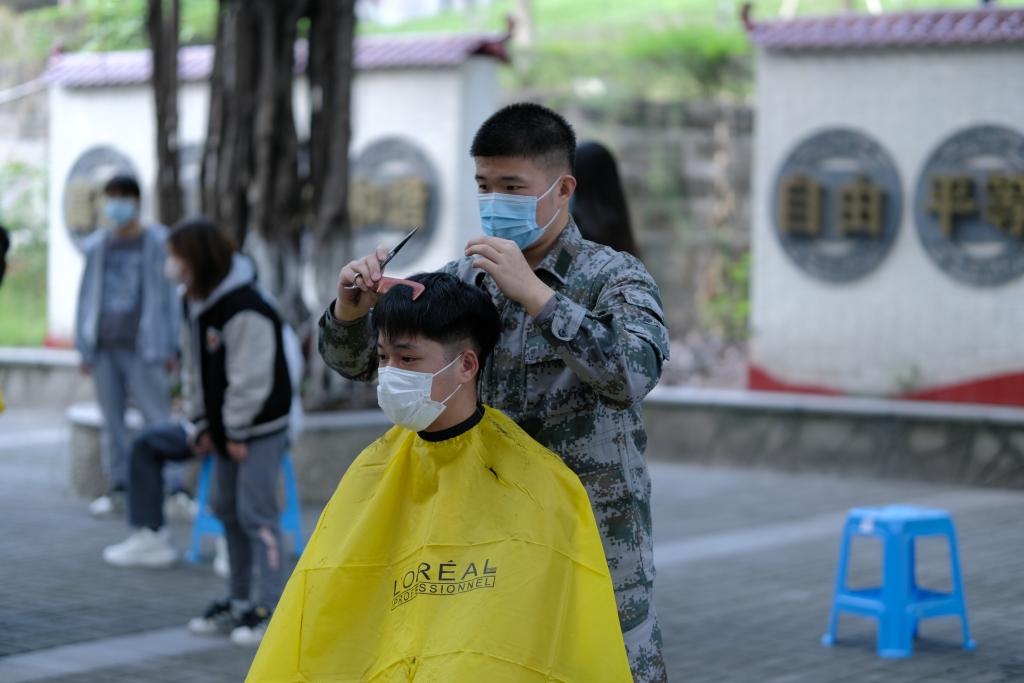 图9。学校志愿者理发暖心服务